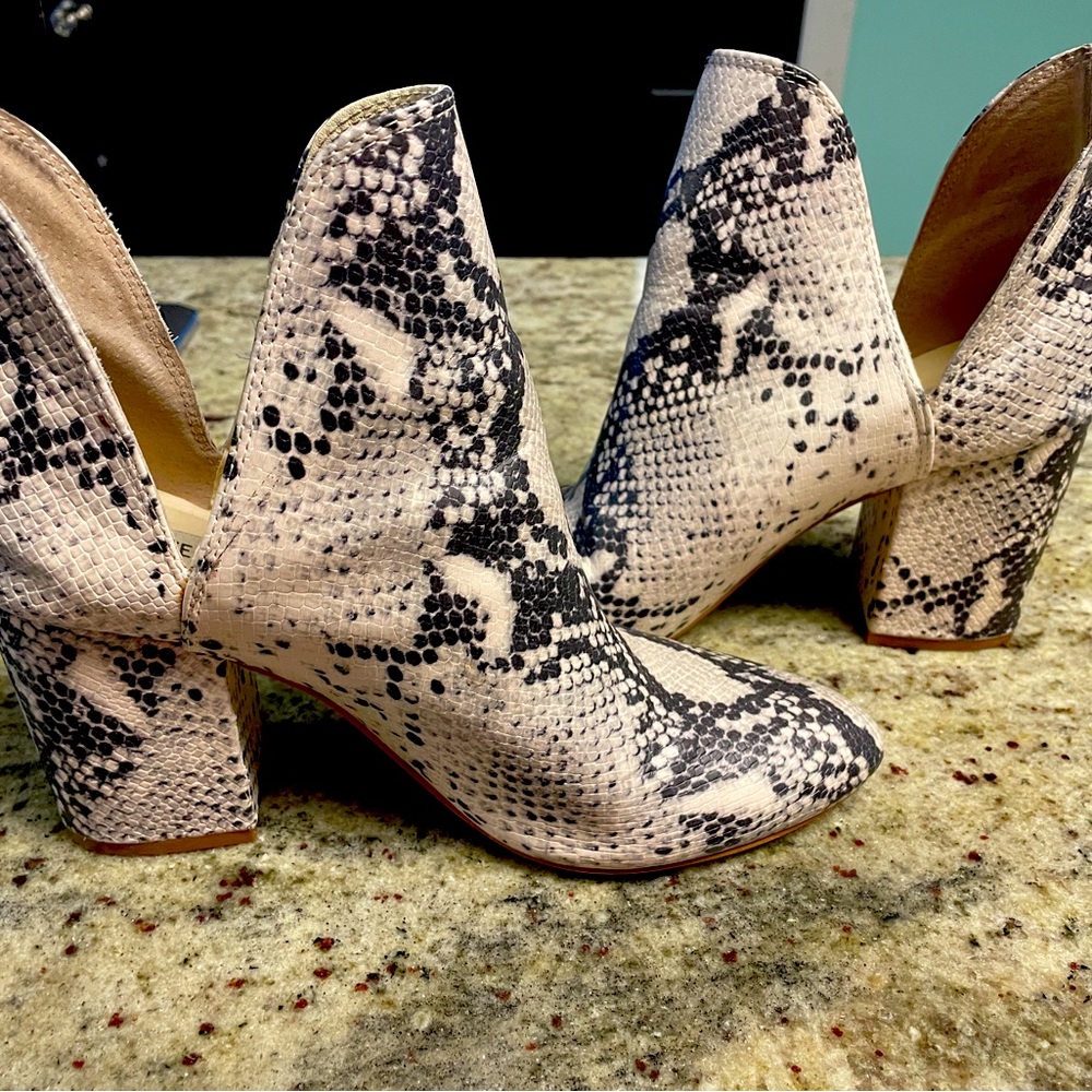 Steve Madden Roomie Bootie size 9.5